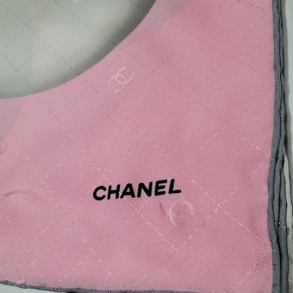 SOLD‼️Chanel pearl scarf silk size 90×90 - Picture 4 of 14